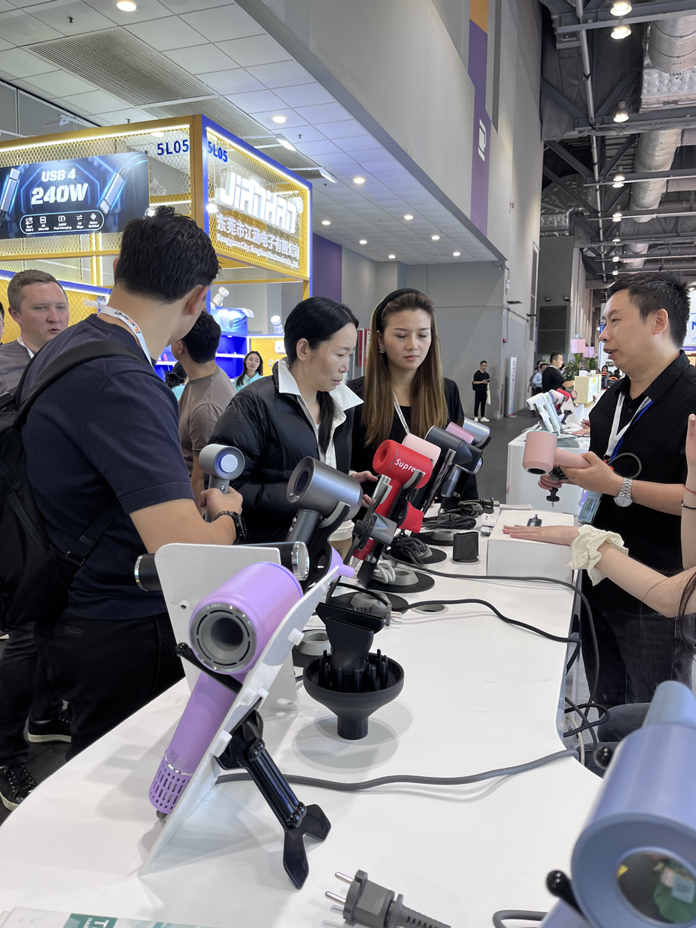 Sales team group photo / on-site buyer communication.jpg