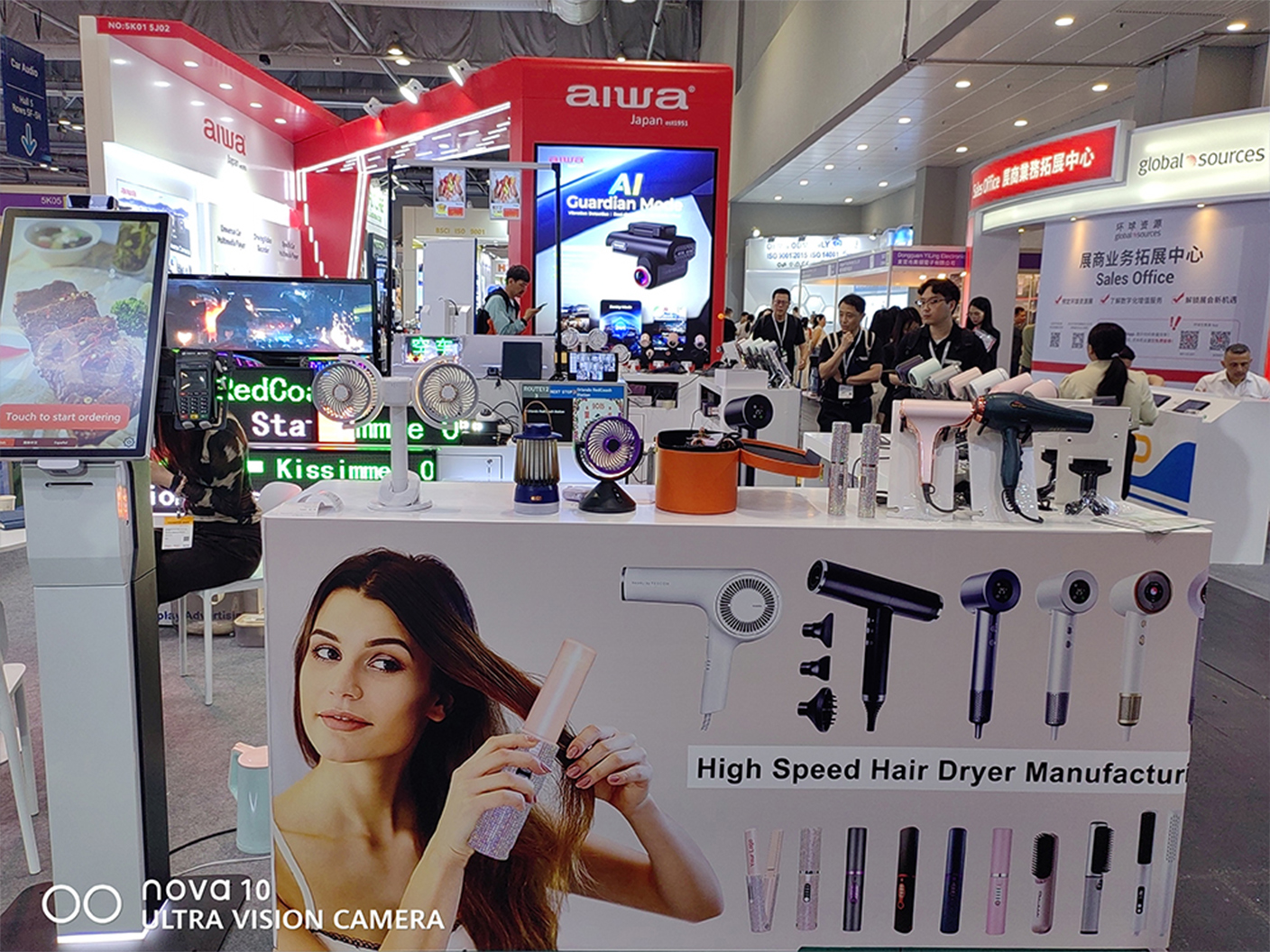 Teejoin team collaborating with international buyers to customize beauty appliances.jpg